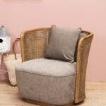 Fauteuil enrobant Gabin cannage et tissu Chehoma