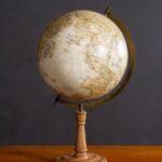 Mappemonde beige et base bois déco brocante Chehoma