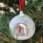 Boule de noël Skieuse blanche déco noël Chehoma