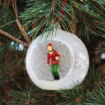 Boule de noël Skieuse rouge déco noël Chehoma