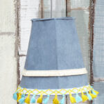 Suspension tissu bleu et pompons déco bohème Chehoma