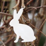 Suspension métal émaillé blanc Lièvre déco pâques Chehoma