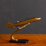 Avion patine laiton sur base granit Chehoma