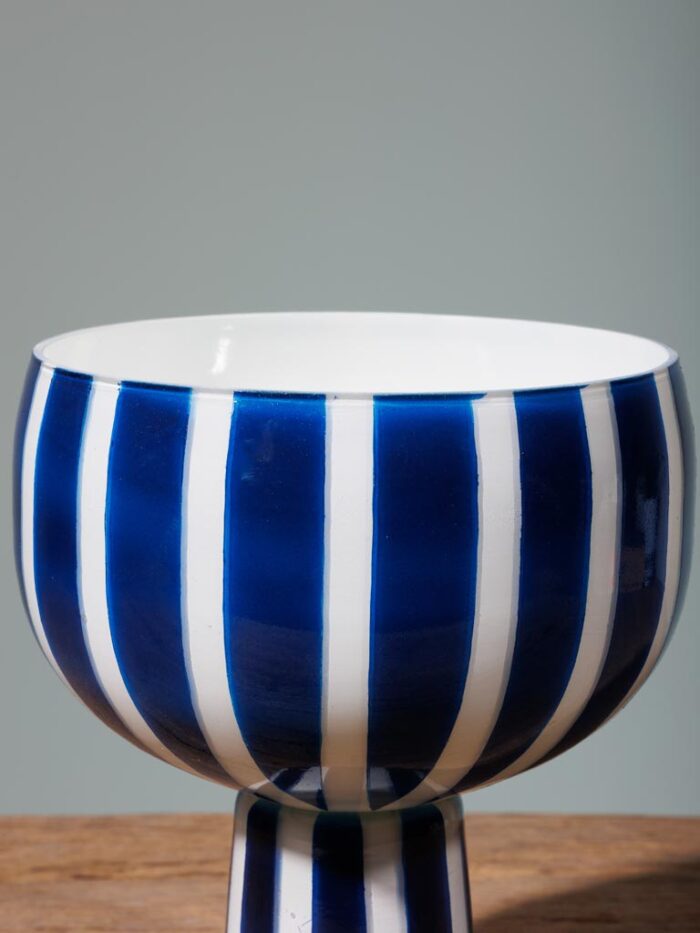 Vase rayé sur pied bleu et blanc Chehoma – Image 2