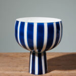 Vase rayé sur pied bleu et blanc Chehoma